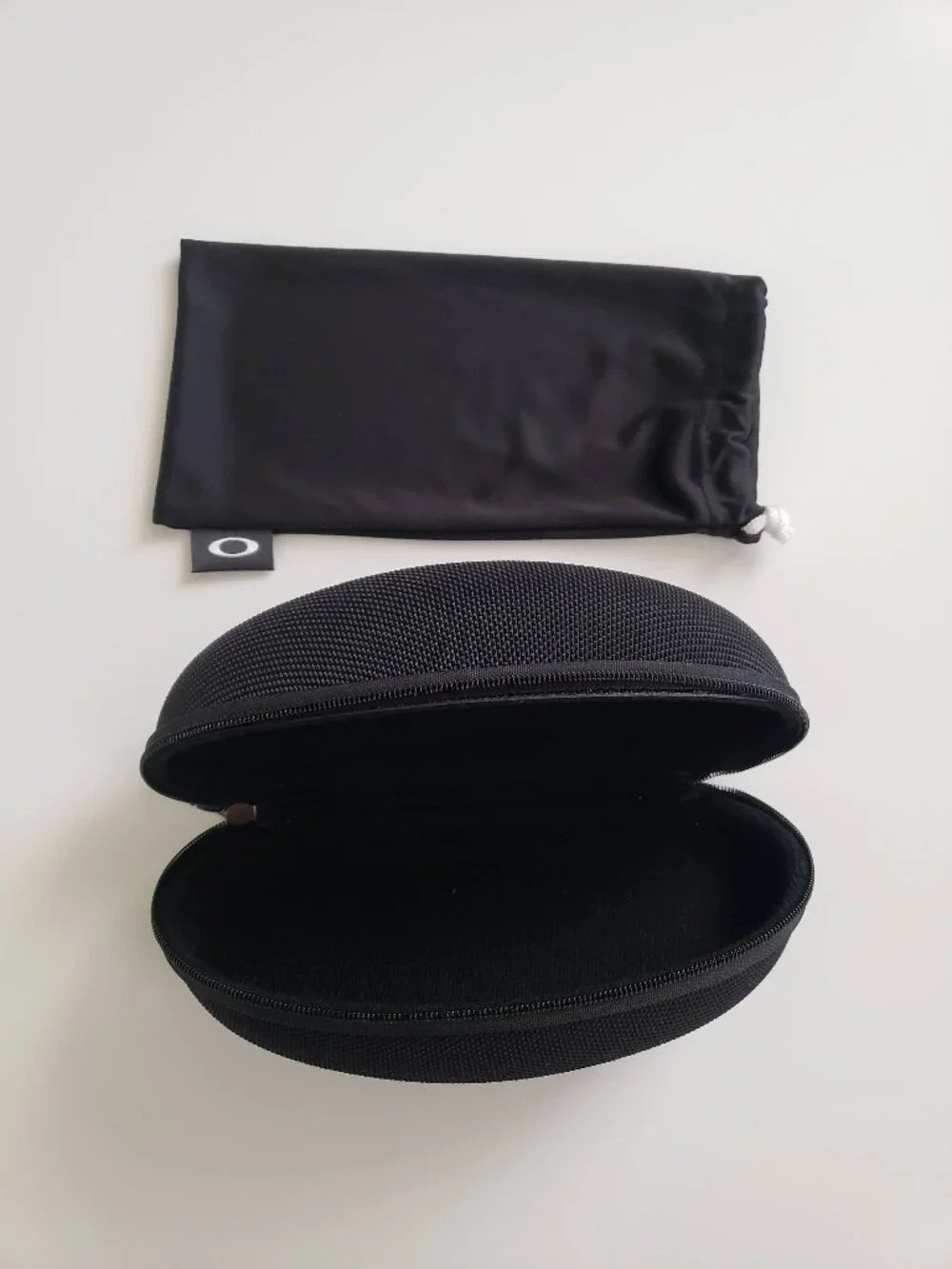 Oakley Black Clam Shell Hard Sunglasses Trinket Case with Drawstring Pouch